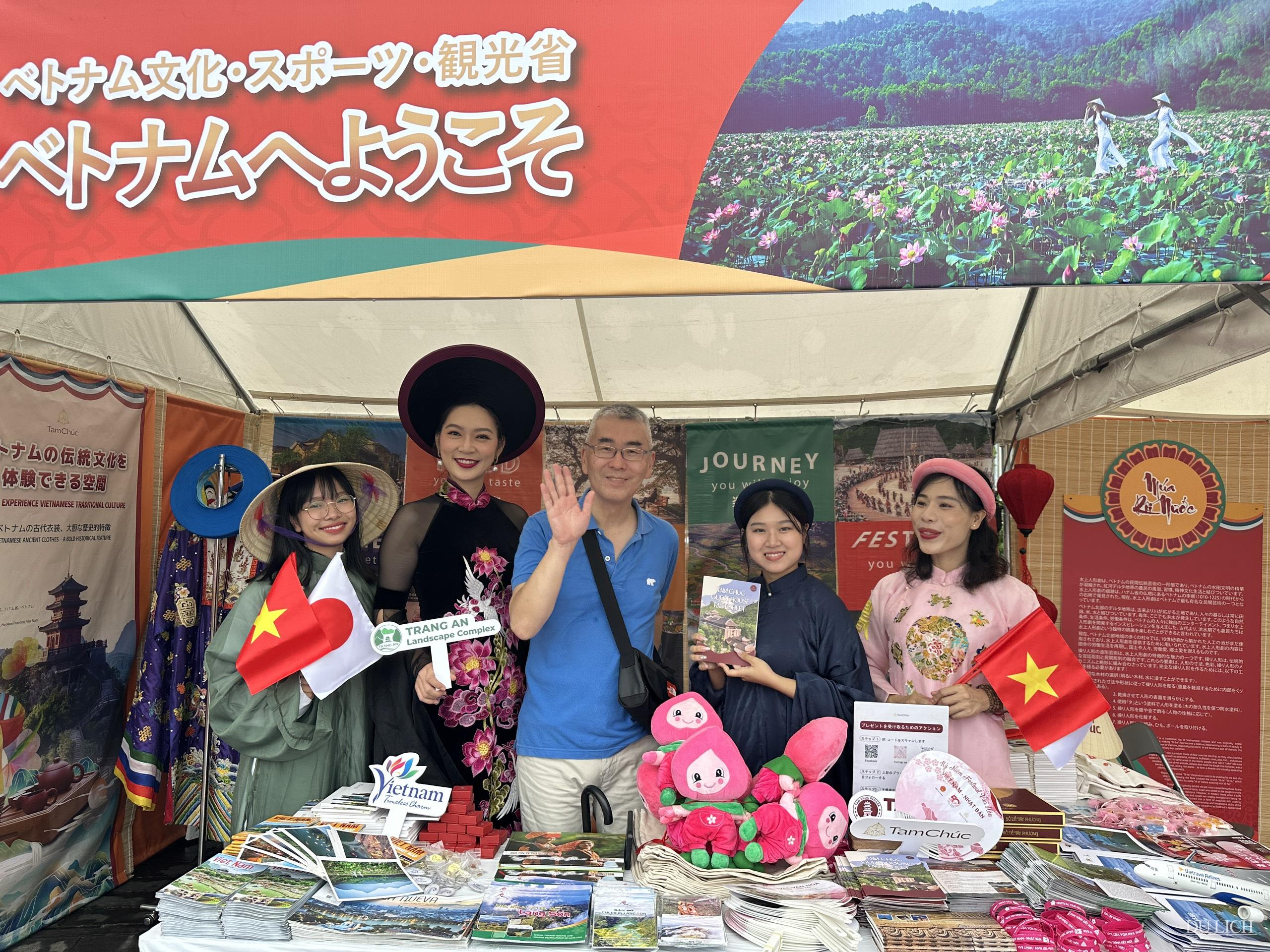 Du khách Nhật Bản tham quan và chụp ảnh lưu niệm tại gian hàng Khu du lịch Tam Chúc